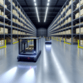 Véhicule autoguidé (AGV) automatisé circulant dans un entrepôt logistique, optimisant le transport des marchandises grâce aux technologies de guidage avancées. Illustration de l'automatisation en logistique avec des AGV réduisant les erreurs et augmentant la productivité.